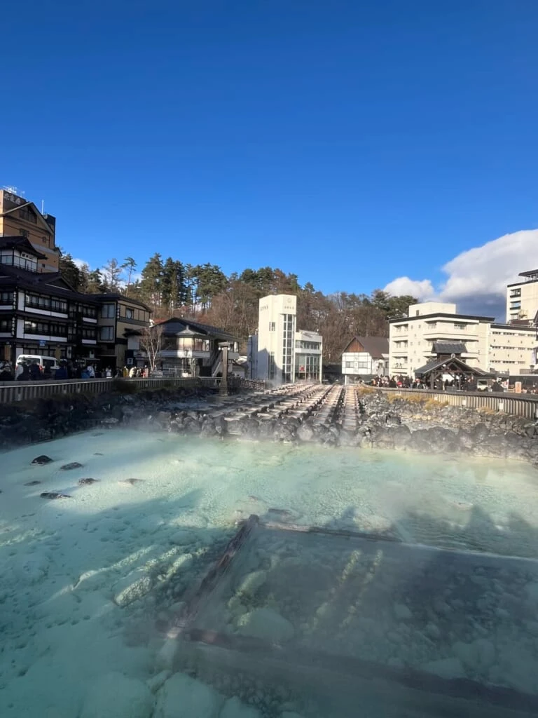 昼の湯畑