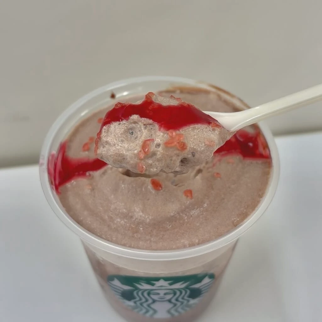 カカオ & ストロベリー ムース フラペチーノ
ふわふわショコラムース