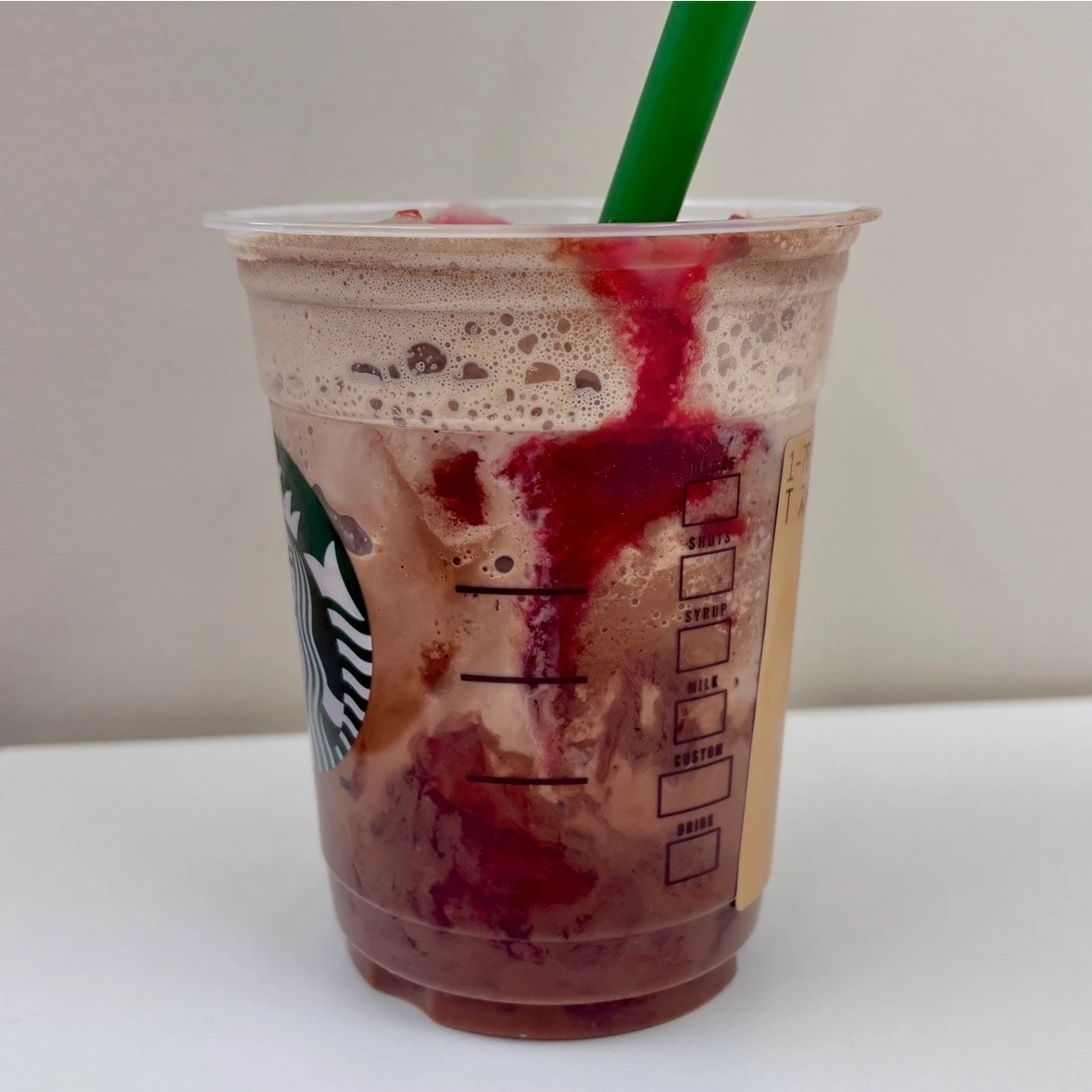 カカオ & ストロベリー ムース フラペチーノ
いちご果肉ゴロゴロ