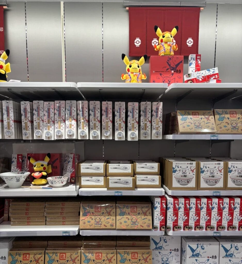 ポケセンフクオカ限定グッズの陳列棚