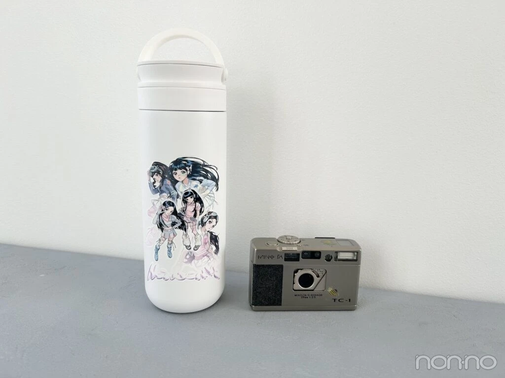 NewJeansの水筒、MINOLTAのデジカメ