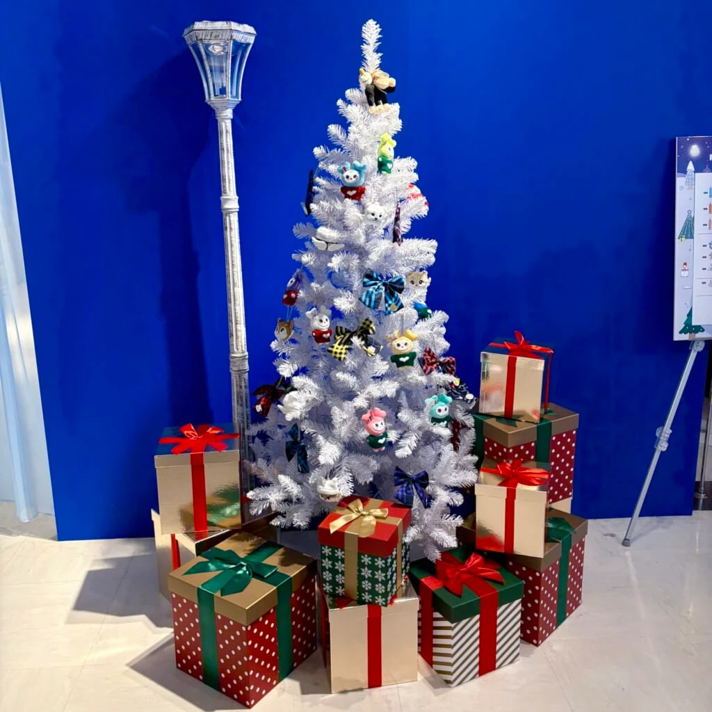 グッズが飾られたクリスマスツリー