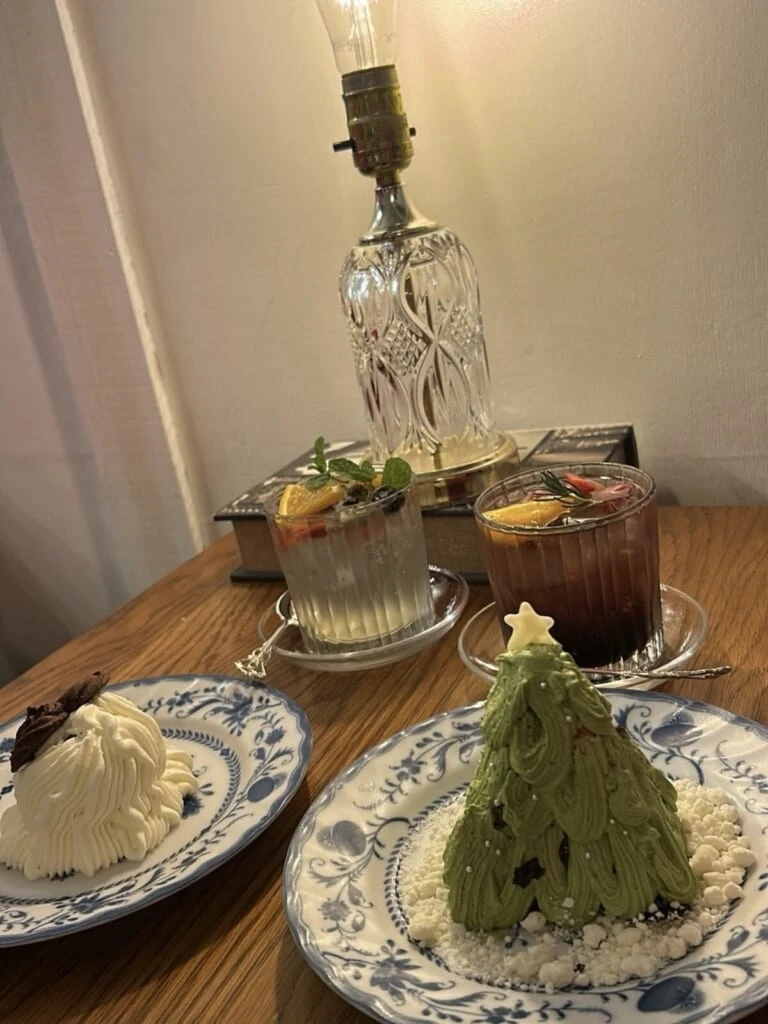 「クリスマスカフェ」「店内」