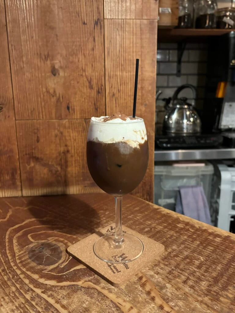 Whitebird coffee standのグラスに入ったティラミスコーヒー