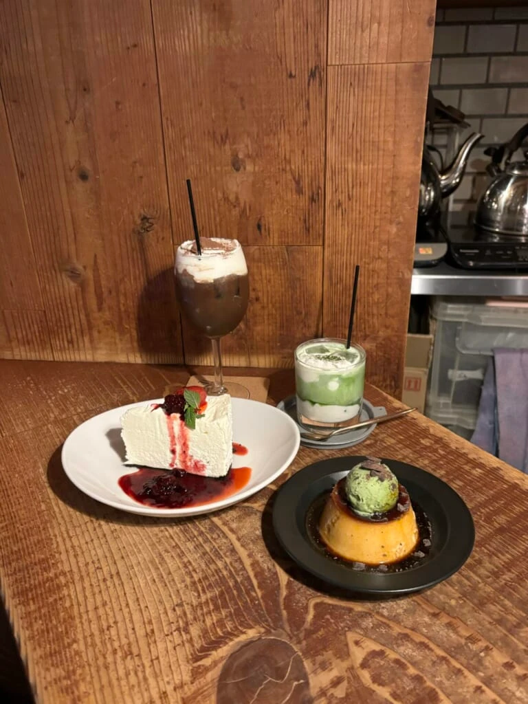 夜カフェの落ち着いた店内で味わうカフェドリンク
