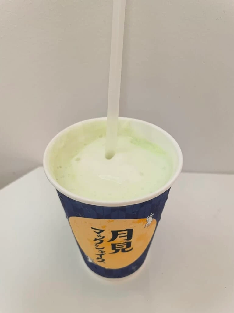 月見マックシェイク。シェイクの色はマスカットのようなグリーン。