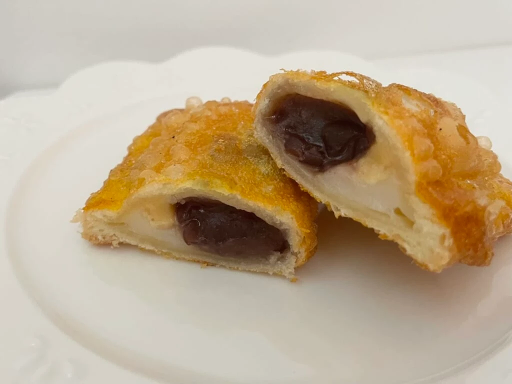 月見パイの中には、バターとあんことお餅が入っている。