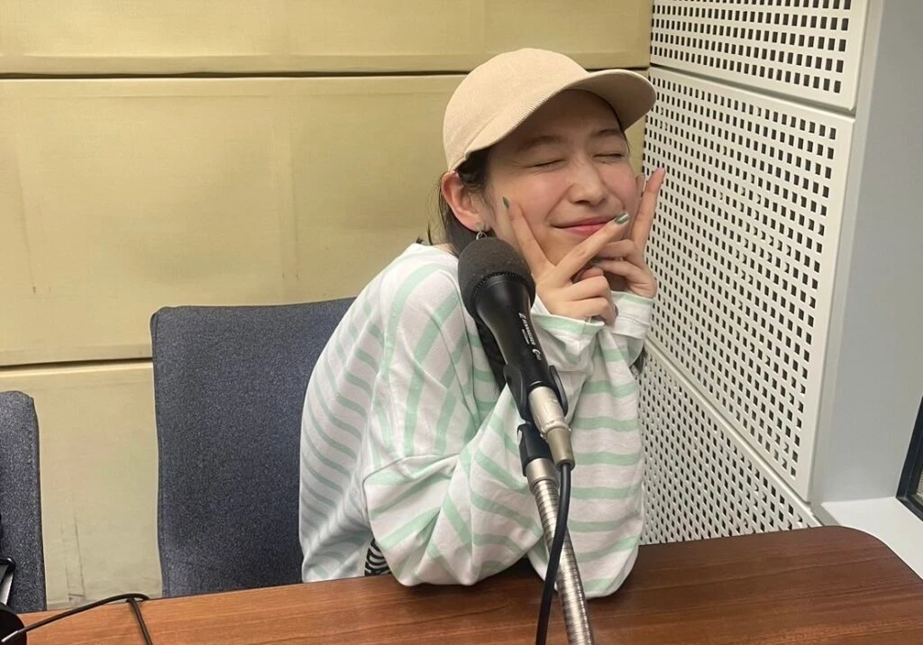 岡本夏美さんのラジオブースでのオフショット