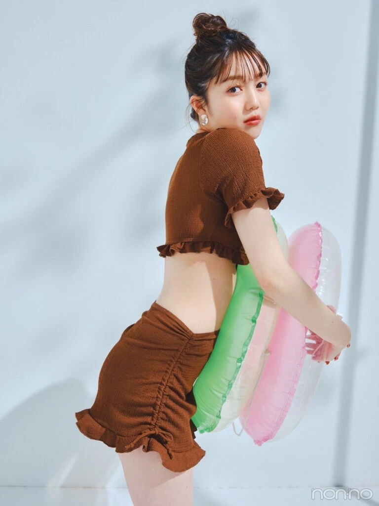 TeddyShopの水着を着た松川菜々花が浮き輪を持っている画像