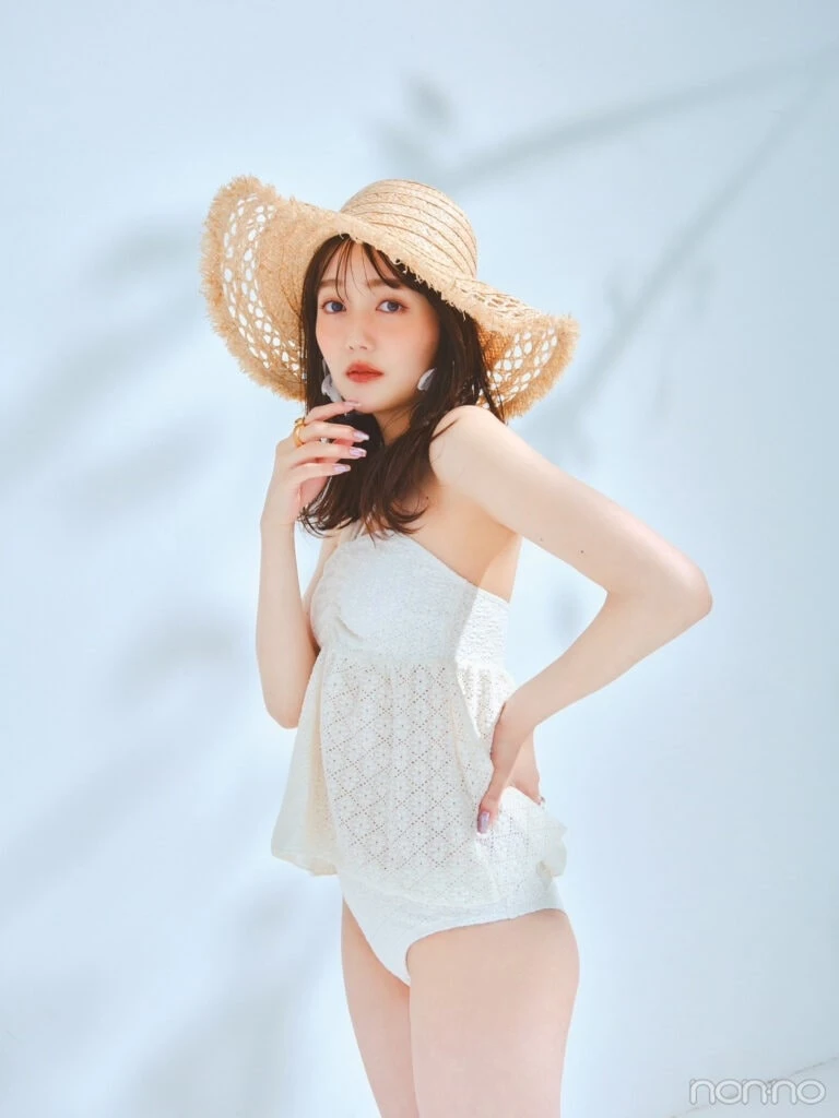 SHEIN SHOWROOMの水着を着用した松川菜々花が腰に手を当ててポージングしている画像