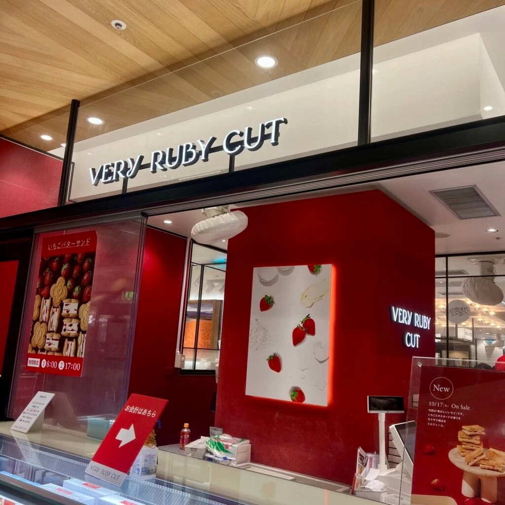 品川駅にあるいちごスイーツ専門店「VERY RUBY CUT | ベリールビーカット」の店舗