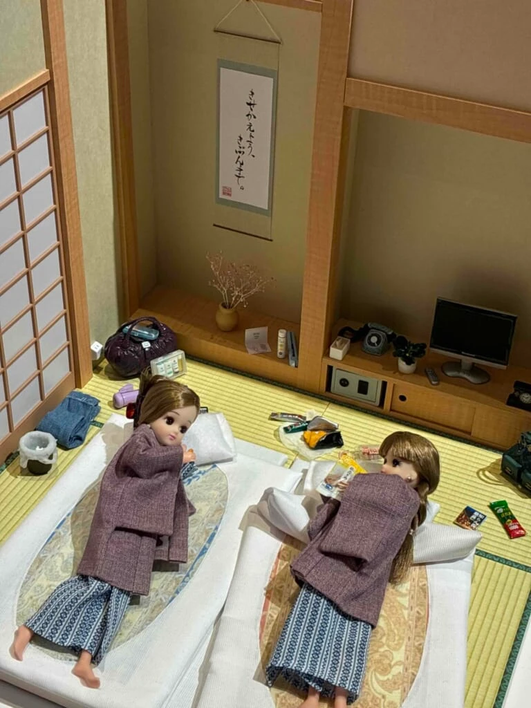 リカちゃんと友達が布団に寝転がっている様子 旅館の部屋のジオラマ