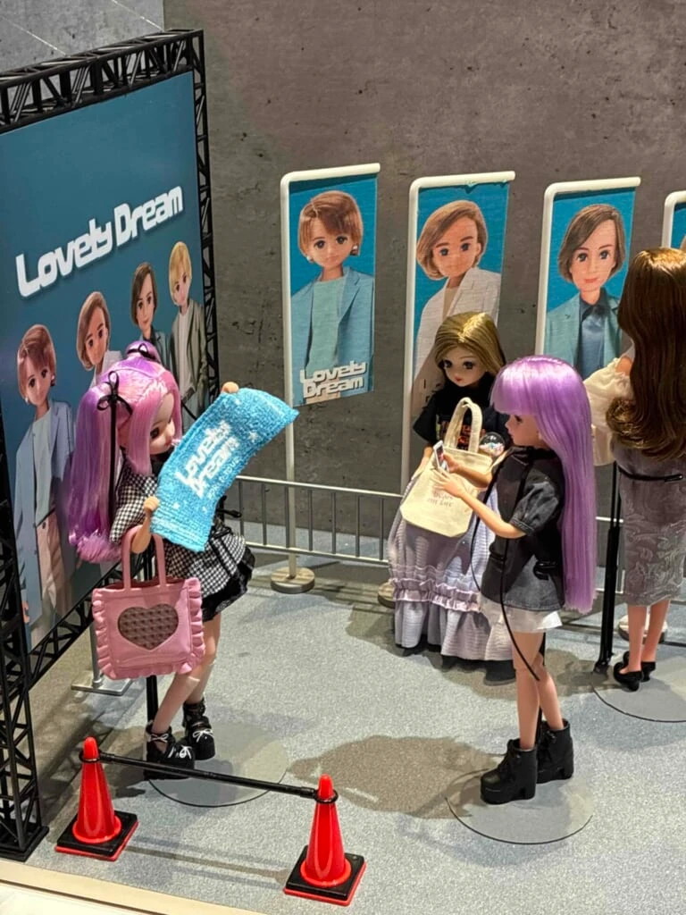 リカちゃんが推し活するライブ会場のジオラマ