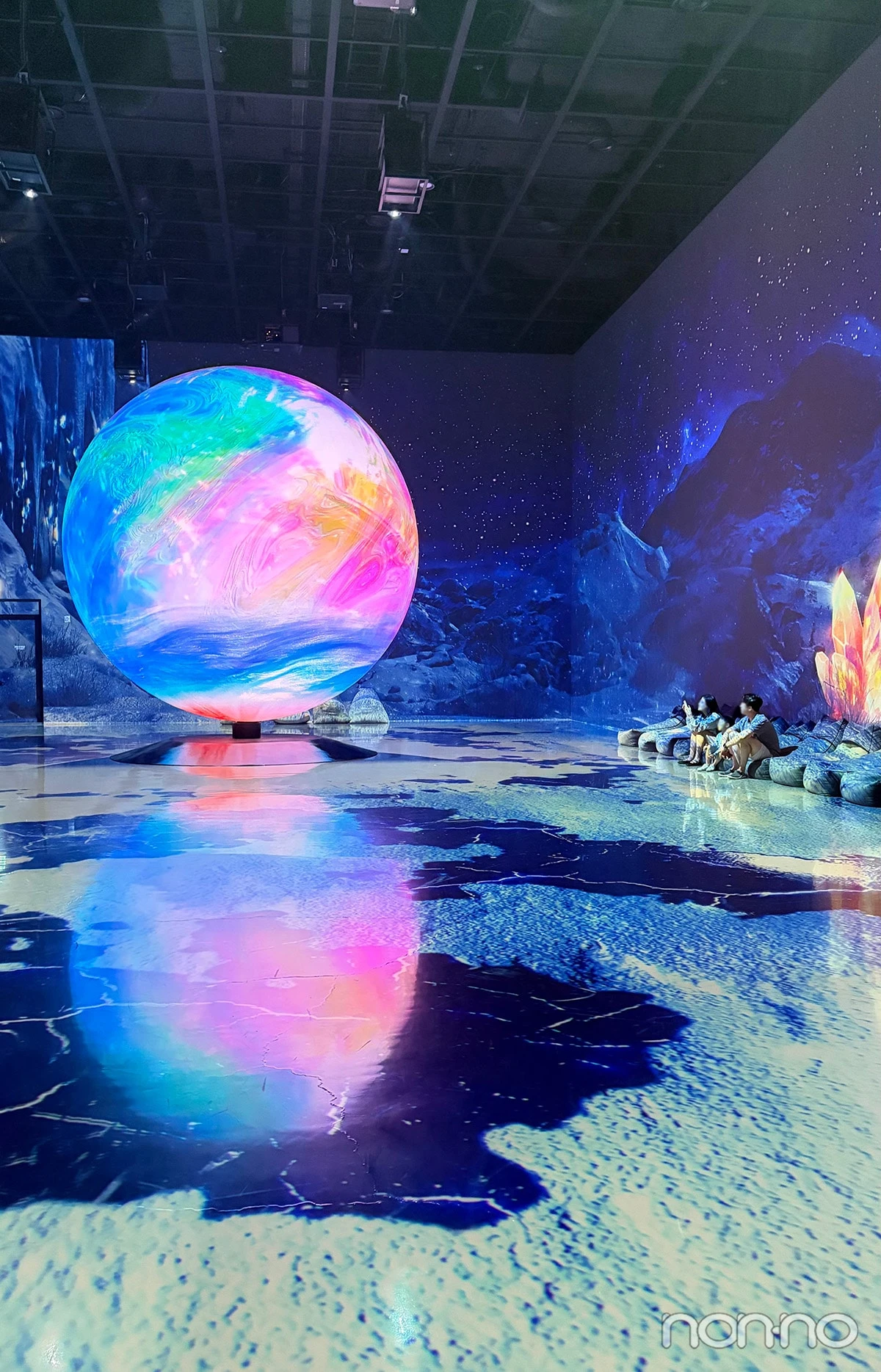 夏のアート施設LeSpaceのアートと座っている人