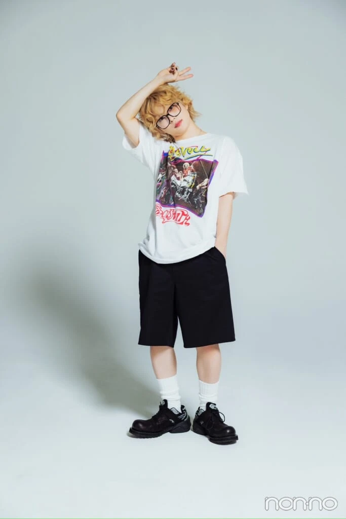 頭上でピースをするJO1の木全翔也