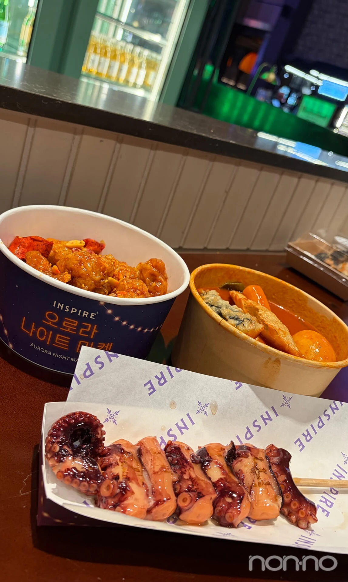 夏限定の韓国夜市オーロラマーケット屋台で購入したタコの明洞串焼き、ヤンニョムチキン、トッポッキセット
