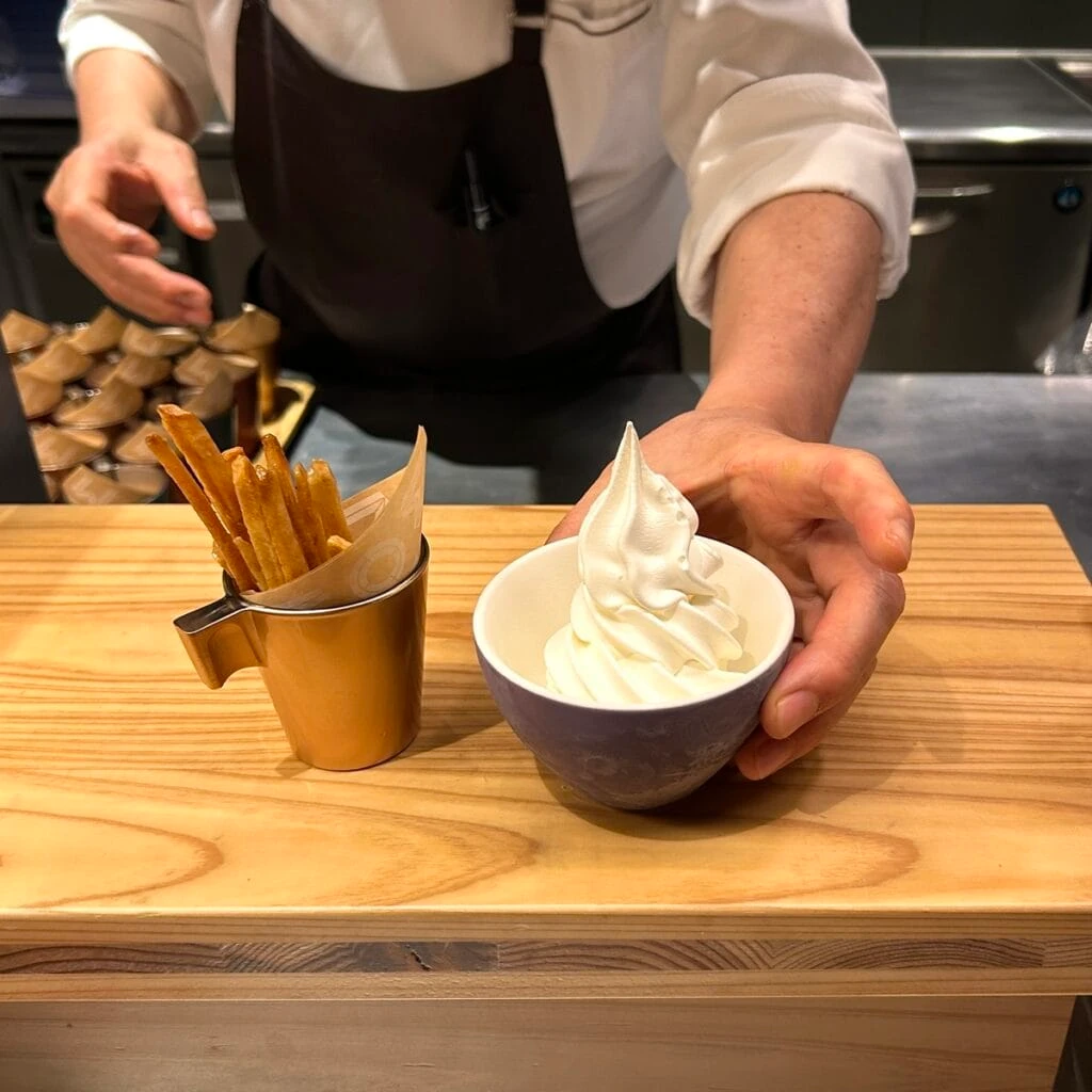 注文してから提供していただく、いもけんぴとソフトクリーム