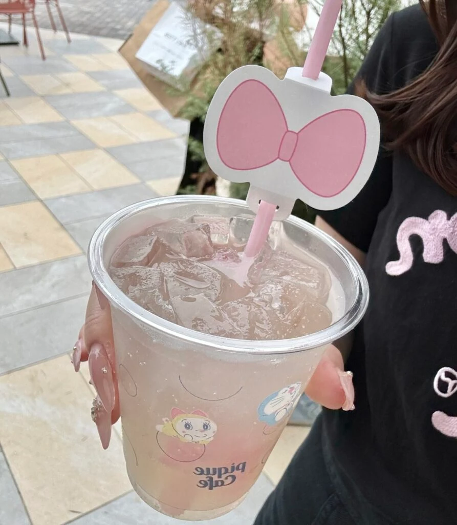 注文したドラミちゃんソーダ