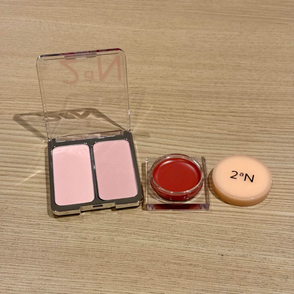 Qoo10のメガ割で購入したデュアルチークとおまけのリップ