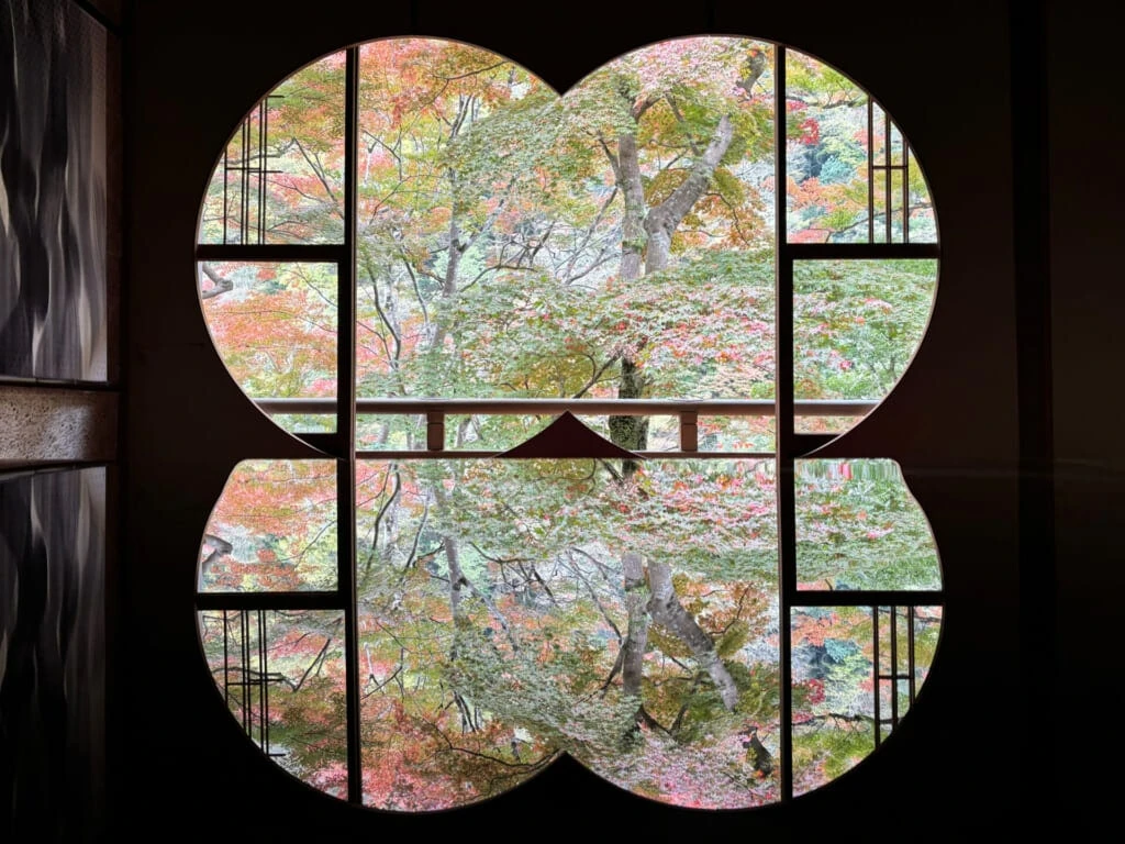 祐斎亭の丸窓の部屋から見える紅葉