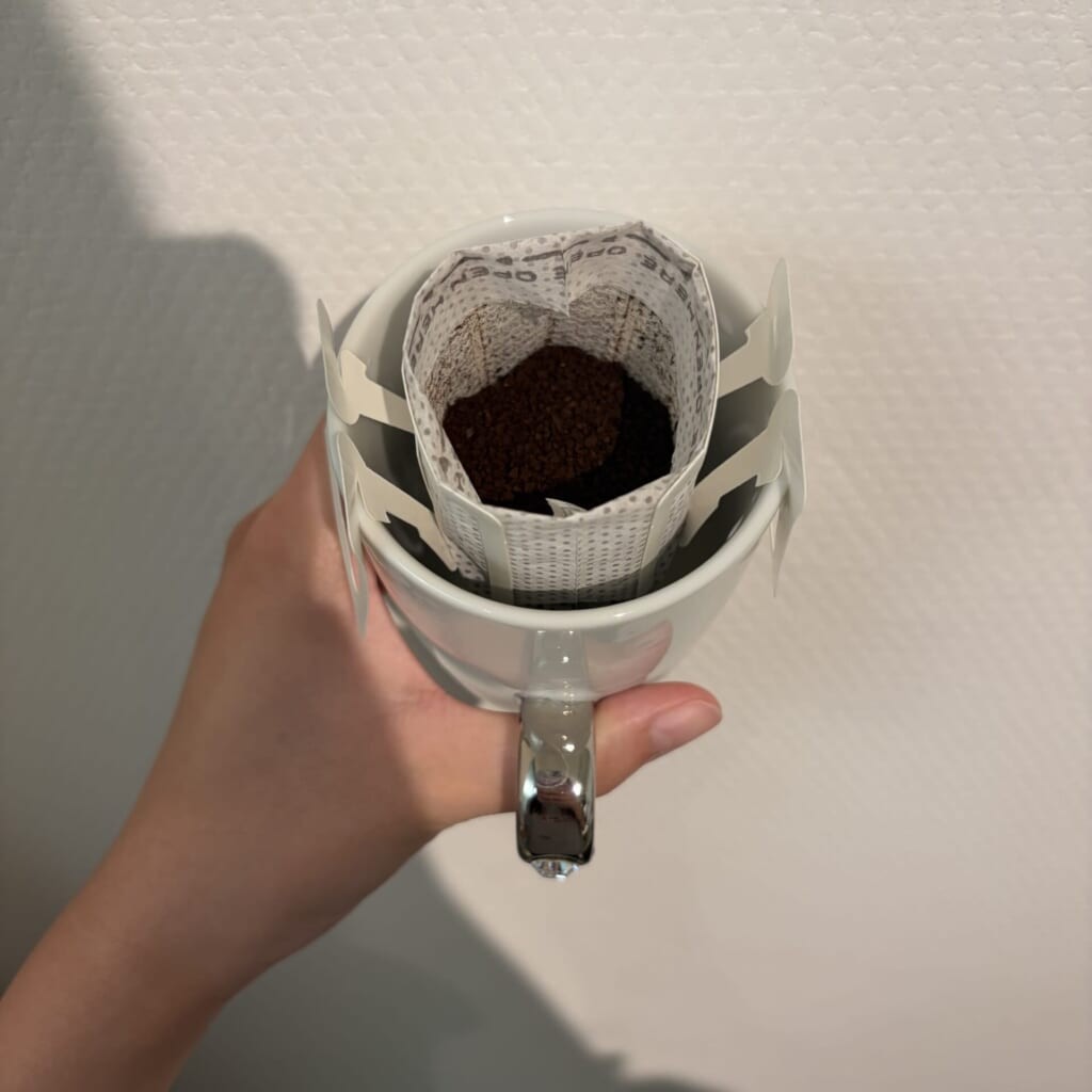 お湯を注ぐ前のコーヒーの粉がセットされたマグカップ