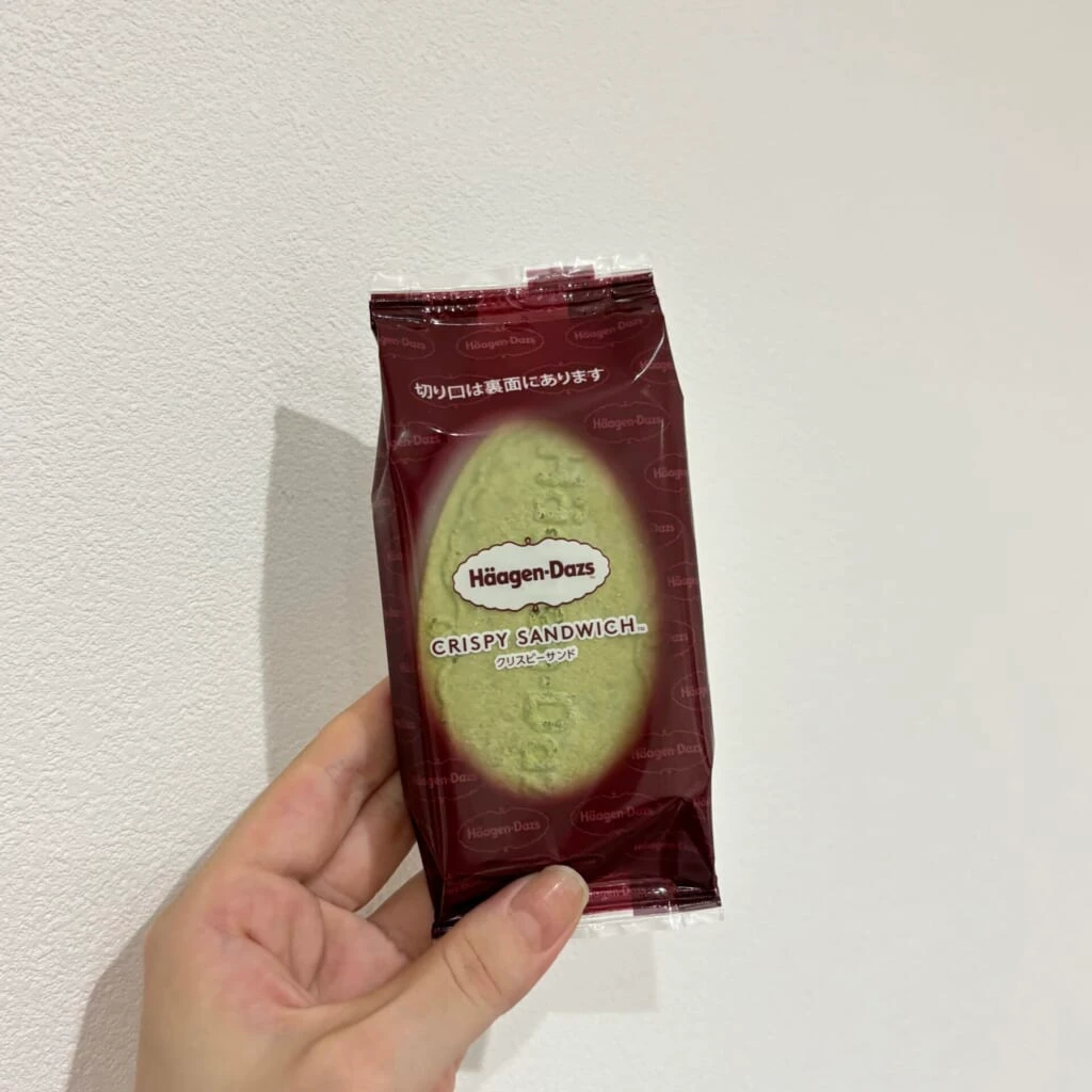 ハーゲンダッツのクリスピーサンドを箱から取り出した状態
