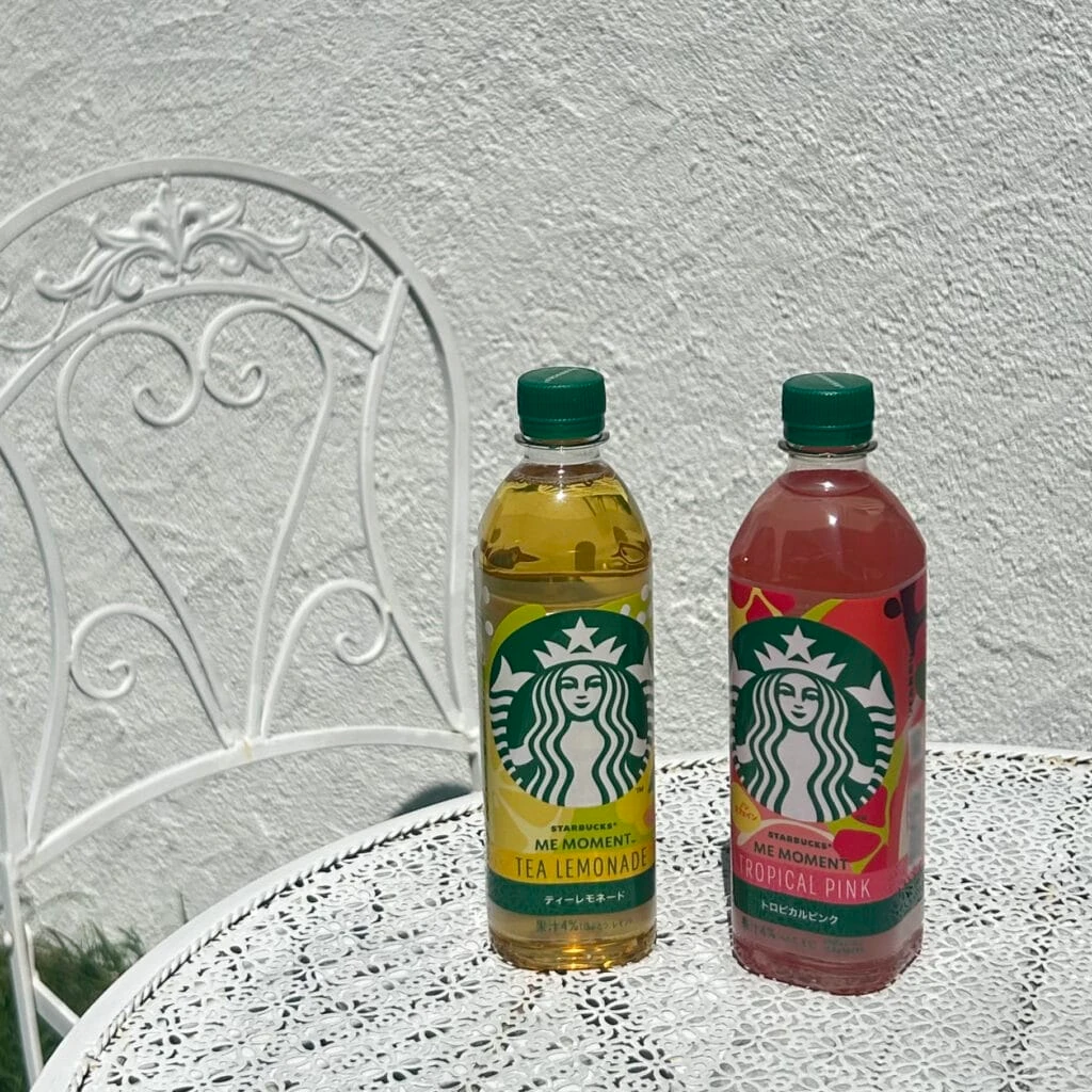 テーブルに置かれたスターバックス® ME MOMENT™ ティーレモネードと スターバックス® ME MOMENT™ トロピカルピンク™の写真