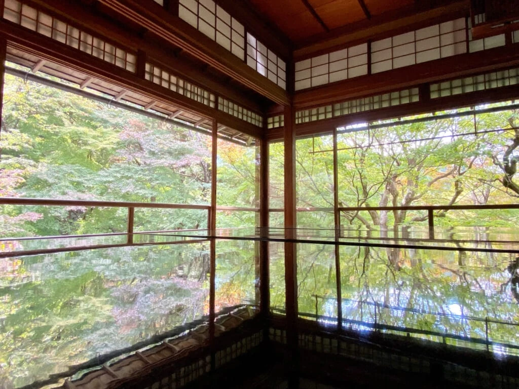 瑠璃光院の新緑の頃の景色