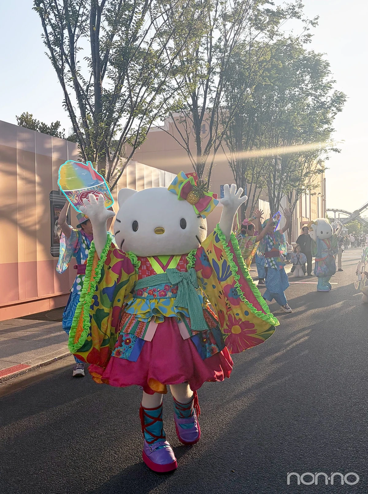 2026夏USJおすすめイベントの「ハロー！ネオンサマー・グリーティング」で手をあげているハローキティ