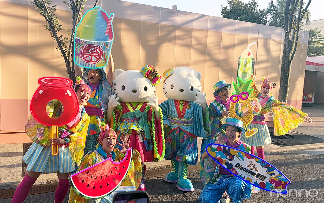 2026夏USJおすすめイベントの「ハロー！ネオンサマー・グリーティング」のハローキティ＆ディアダニエルとエンターテイナー