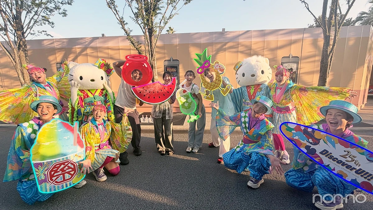 2026夏USJおすすめイベントの「ハロー！ネオンサマー・グリーティング」で写真撮影している女性