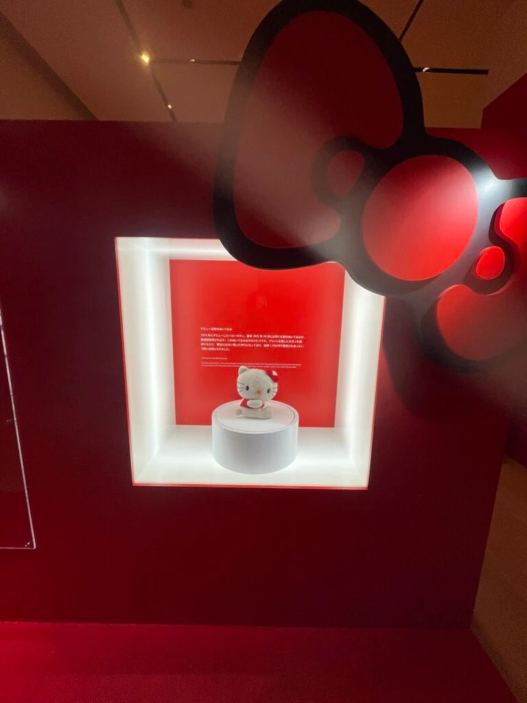 ハローキティ展、キティちゃんの初期のぬいぐるみ展示。