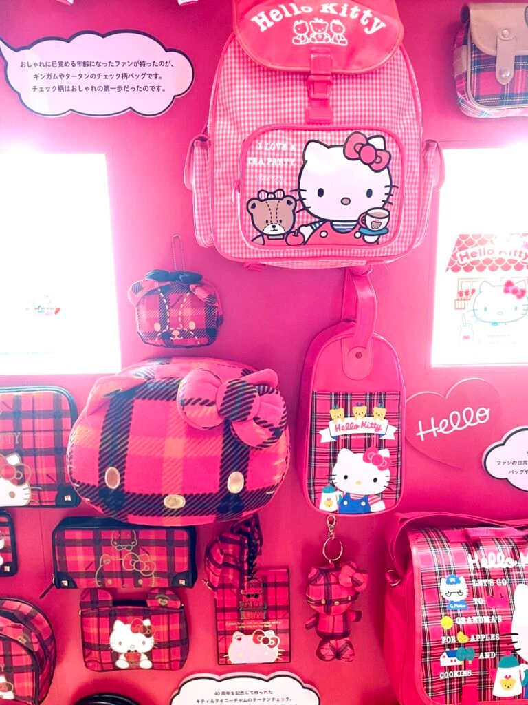 ハローキティ展、ギンガムチェックグッズ展示エリア。