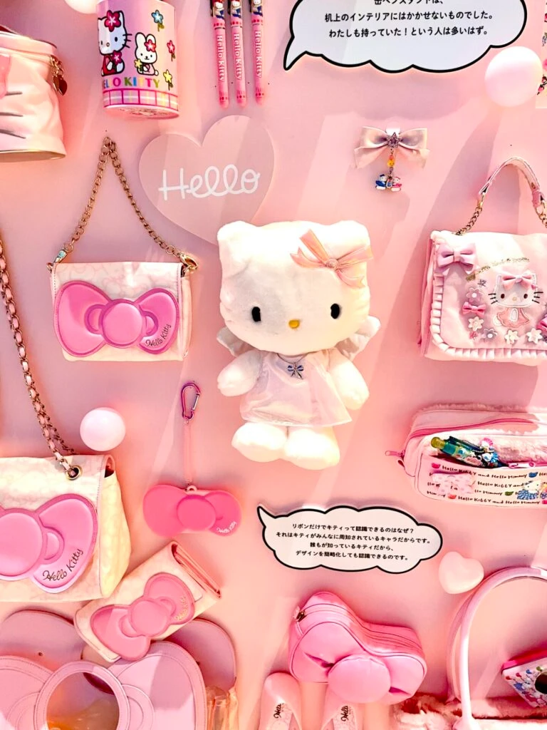 ハローキティ展、ピンクのグッズ展示。