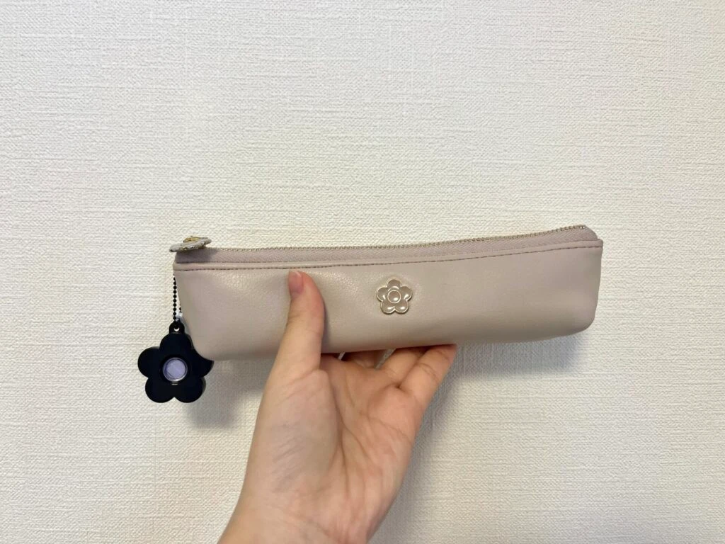 ミニチュアコスメチャームをペンケースにつけた写真。