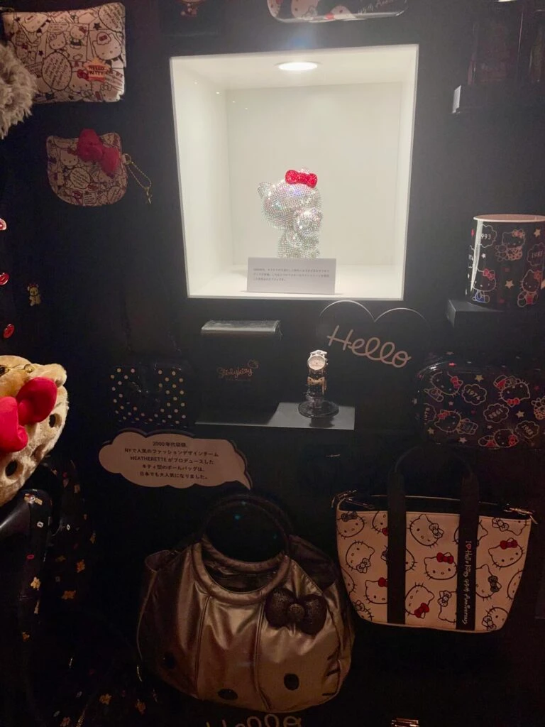 ハローキティ展、キラキラキティ展示エリア。