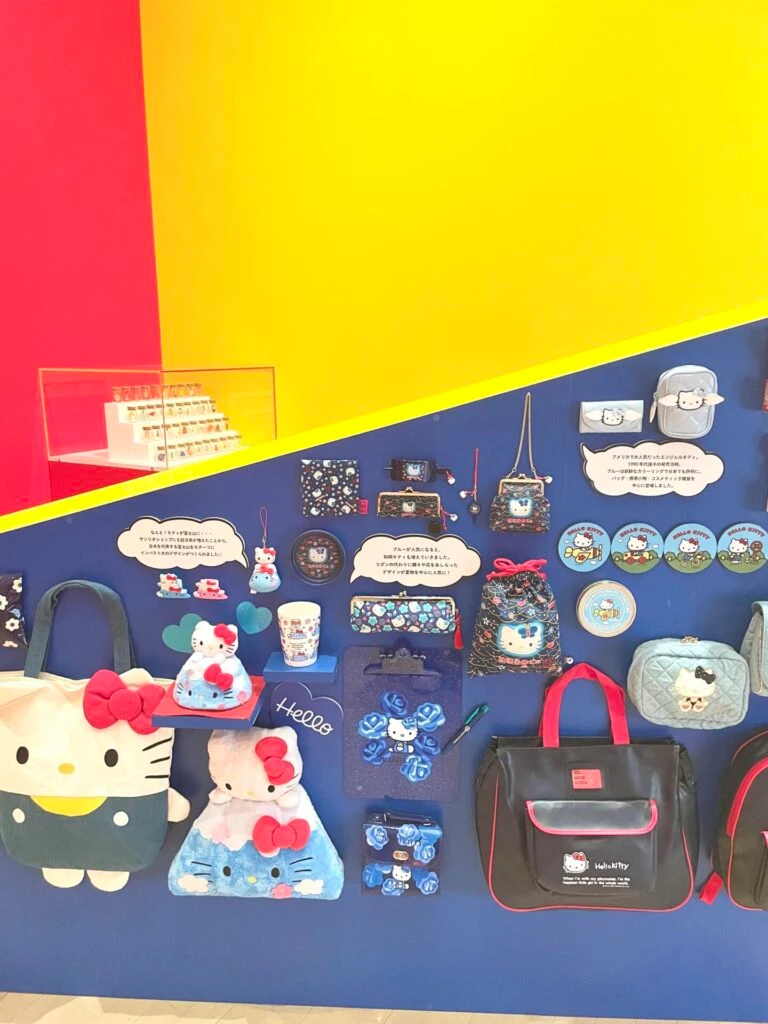 ハローキティ展、青色グッズの展示エリア。