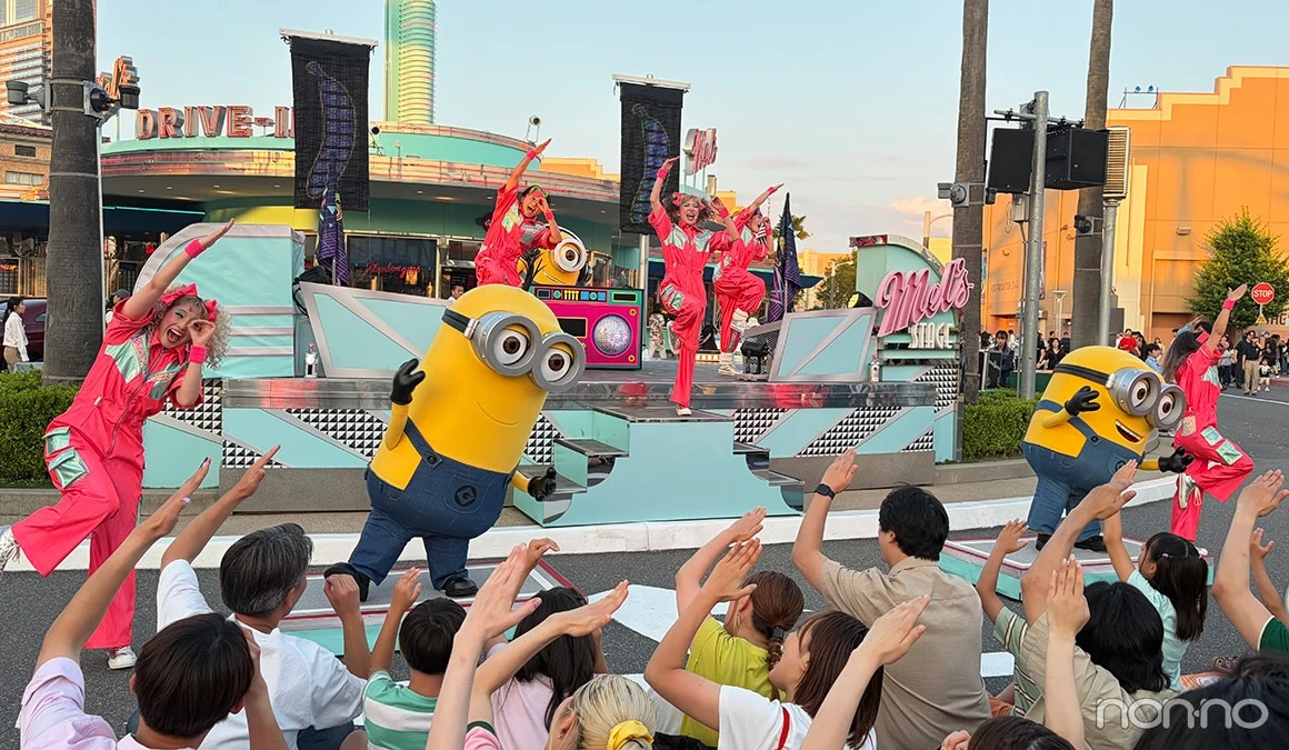 2026夏USJおすすめイベントの「ミニオン BOO-YA ブロックパーティ」で踊る様子