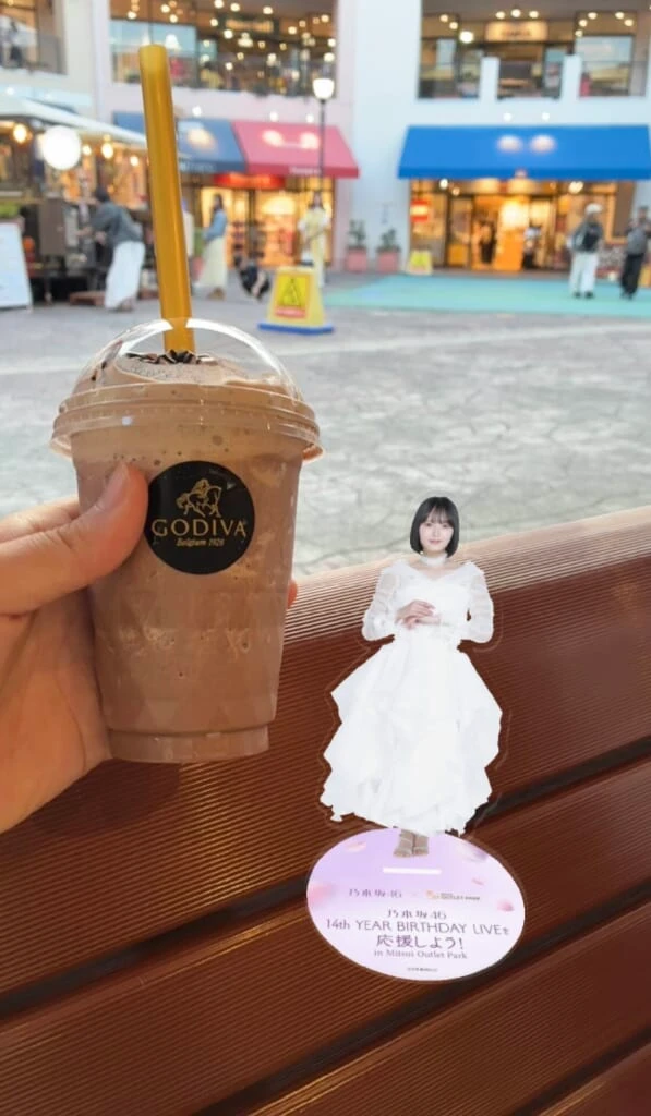 乃木坂46のデジタルアクリルスタンドとゴディバのドリンク