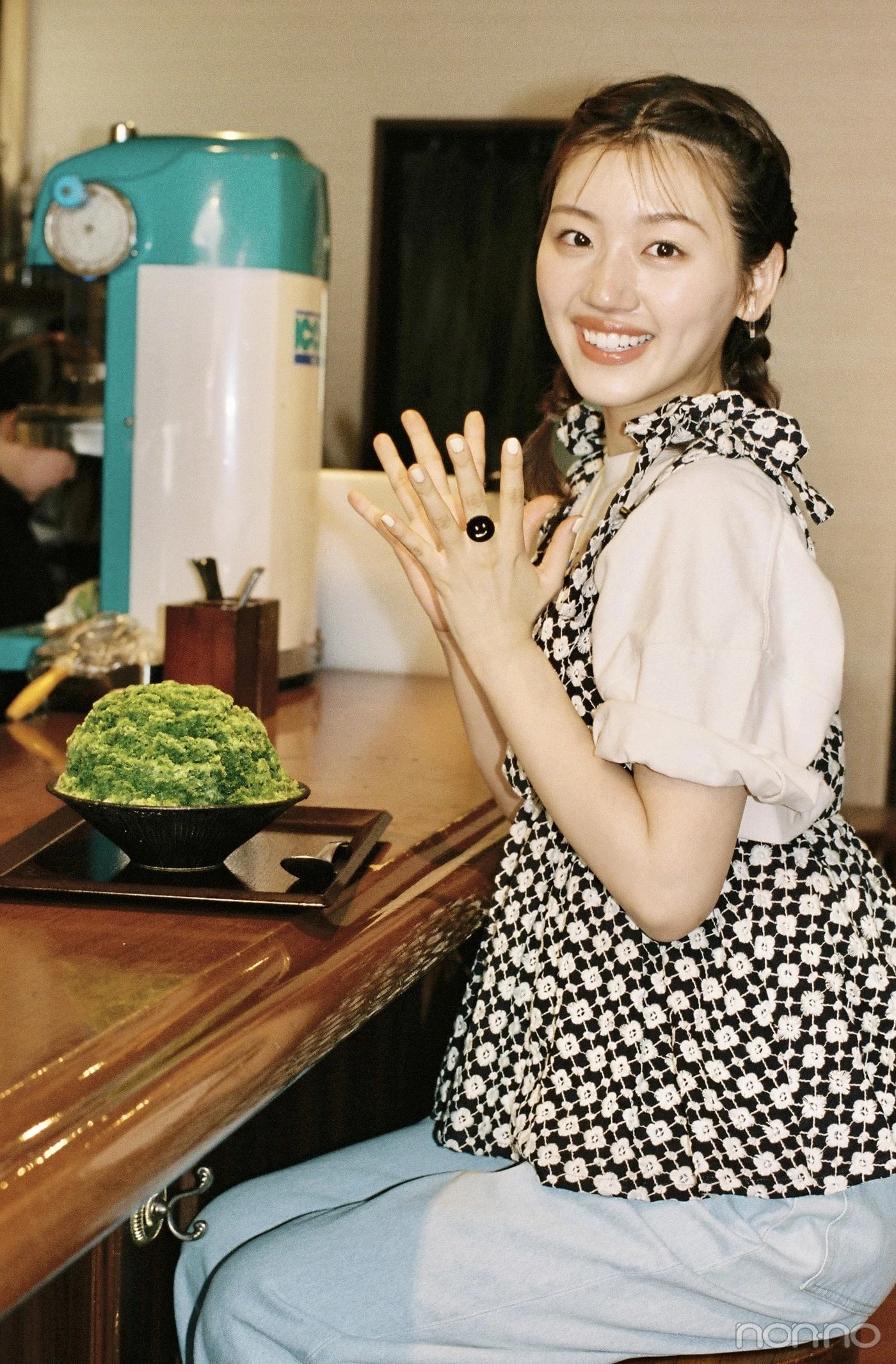 注文したオクノシブヤの一杯点て抹茶かき氷が出てきて喜ぶ佐々木美玲