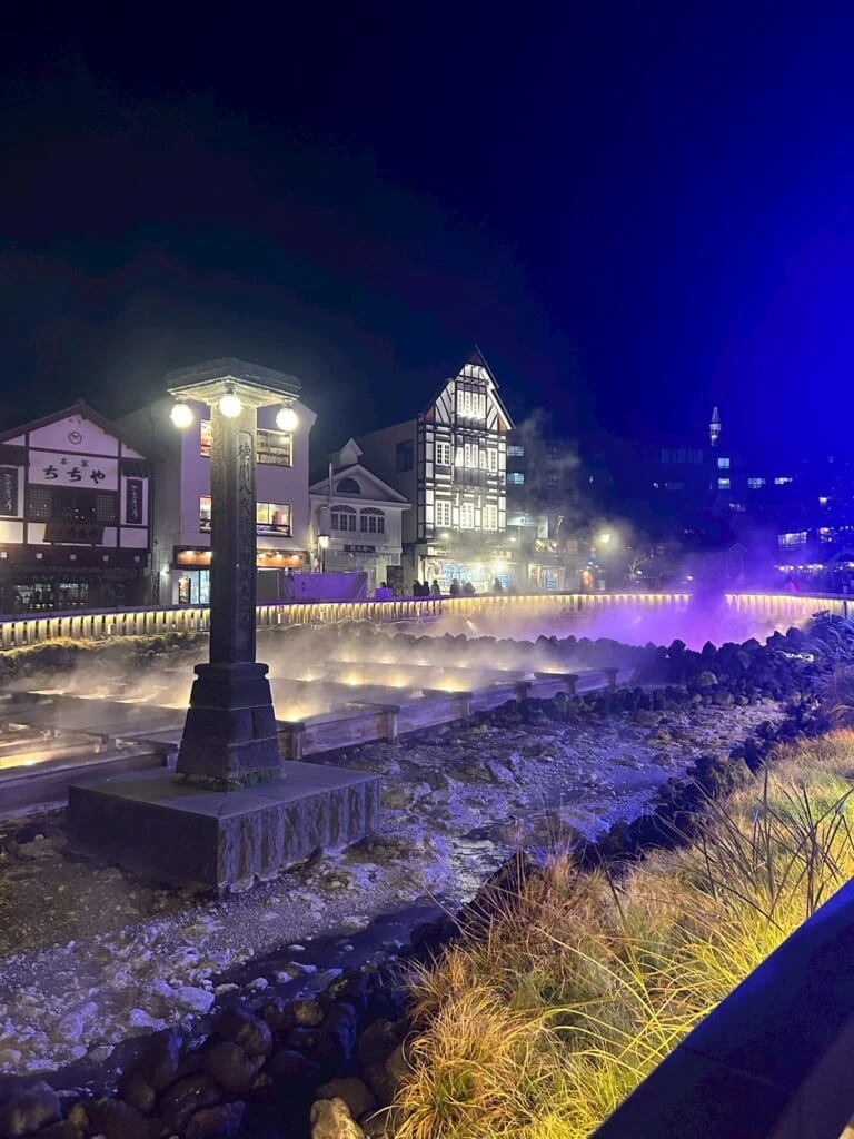 夜の湯畑