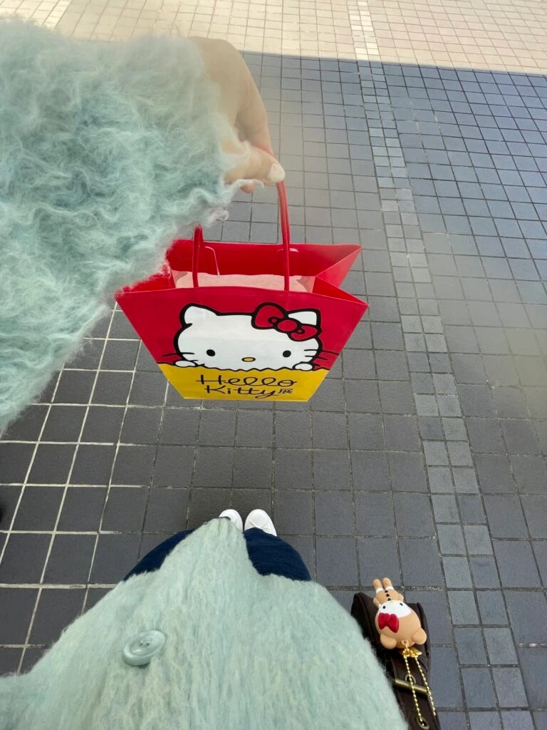 ハローキティ展、限定ショッパーとキティちゃんのランダムキーホルダー。