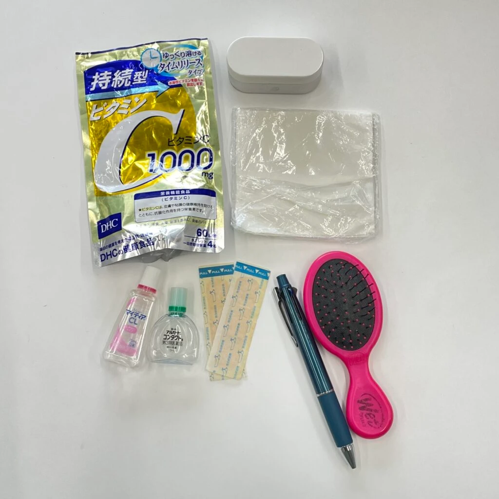 ビタミンC イヤホン ティッシュ 目薬 絆創膏 ボールペン ブラシ