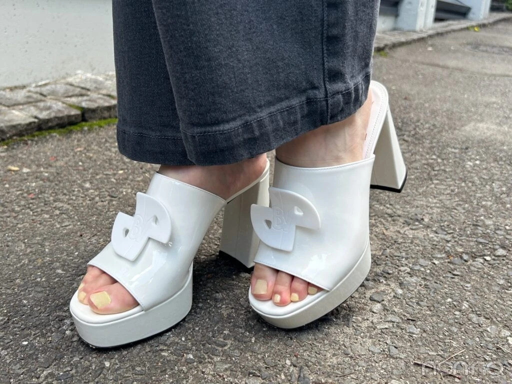 久間田琳加の私服のサンダル