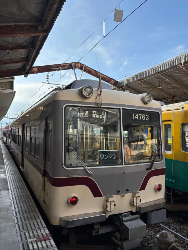 富山駅に停車中の富山地方鉄道の電車