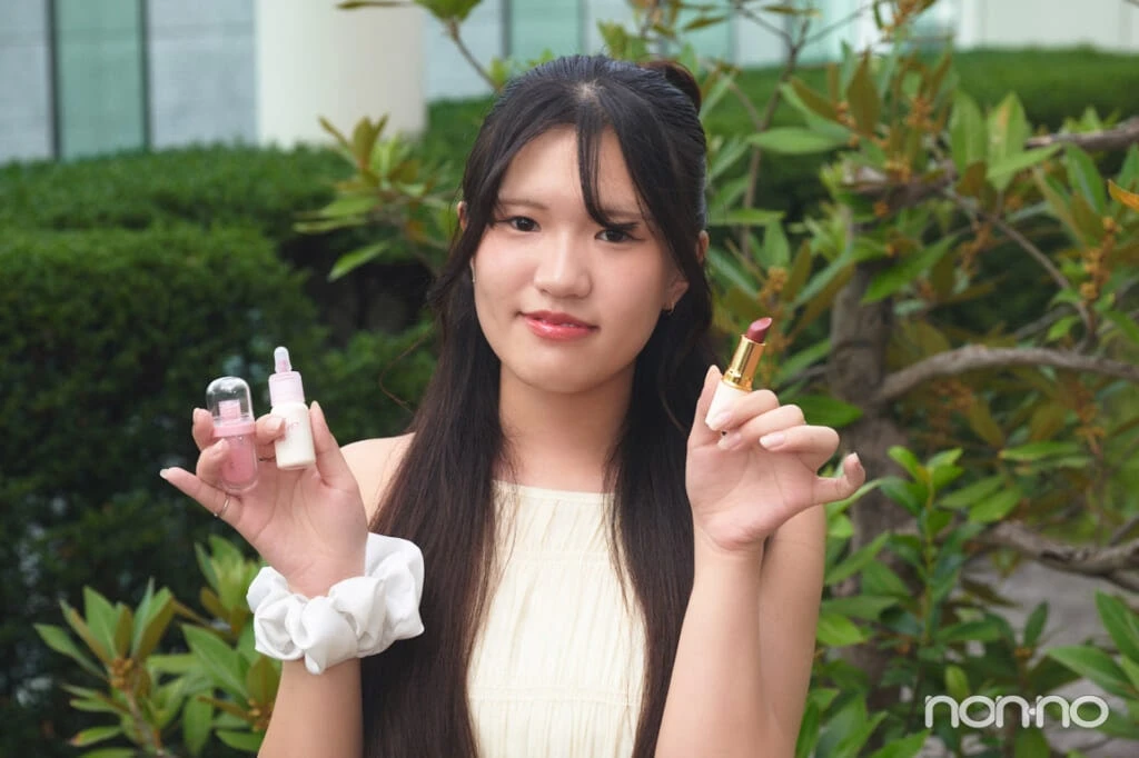 3本のリップを持った大学生エディターズ1人