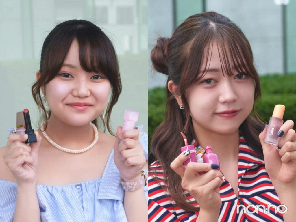 めじるしアクセサリーを付けたリップを持った大学生エディターズ2人