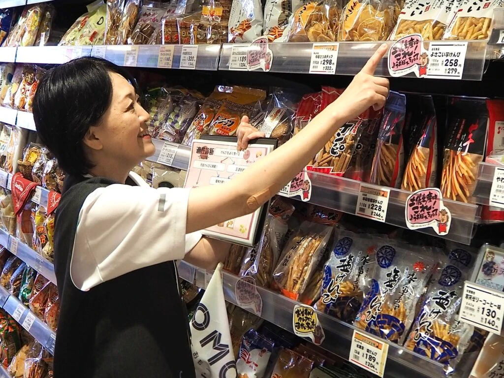 芋けんぴをレポート中の、OMOレンジャー