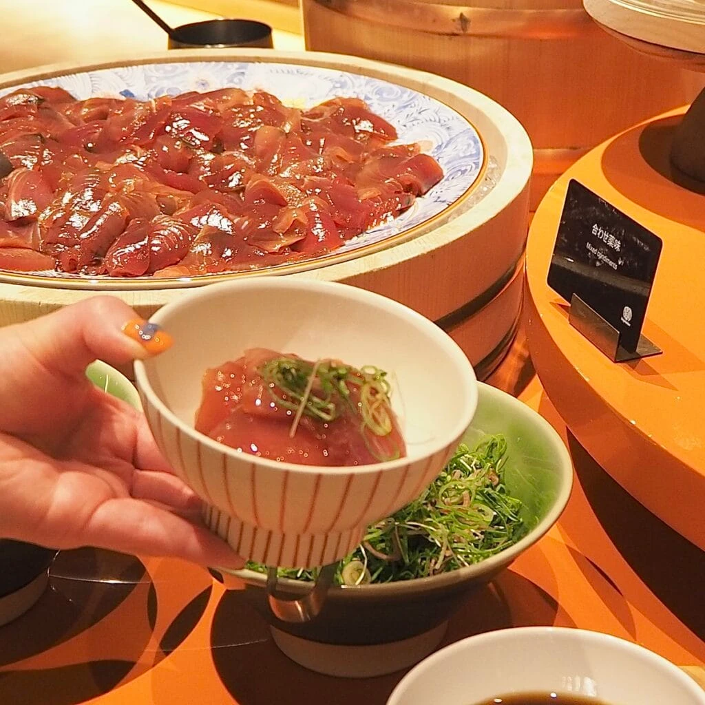 カツオの漬け丼を盛り付けている様子
