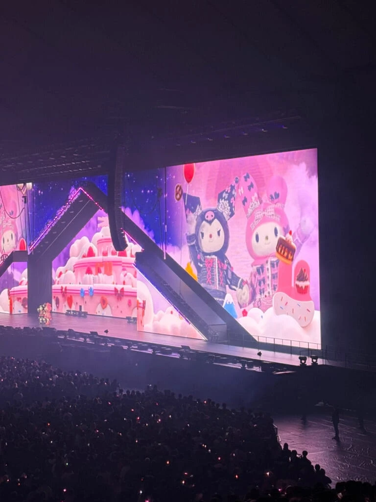 LE SSERAFIMの東京ドーム公演でマイメロ&クロミが登場した様子